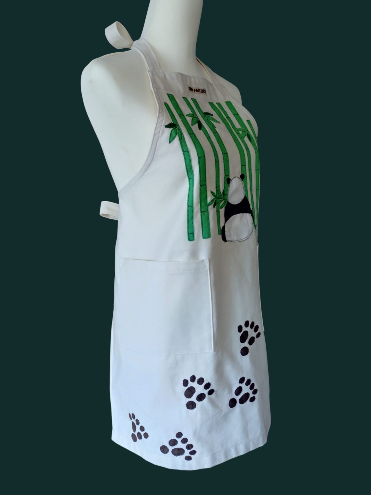 パンダのアップリケエプロンを着たマネキンの右側画像