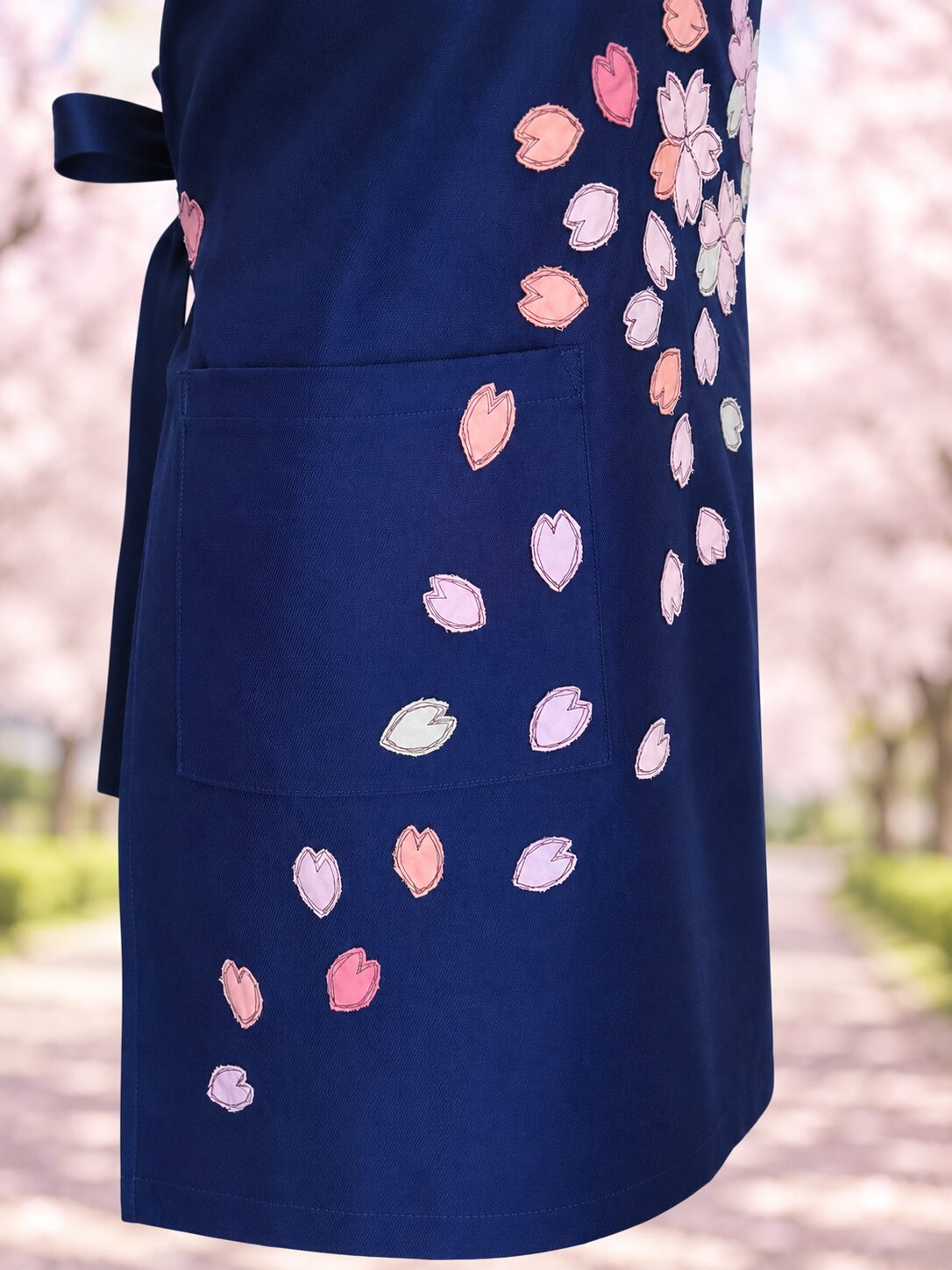 桜-sakuraのエプロンの右半身の拡大画像