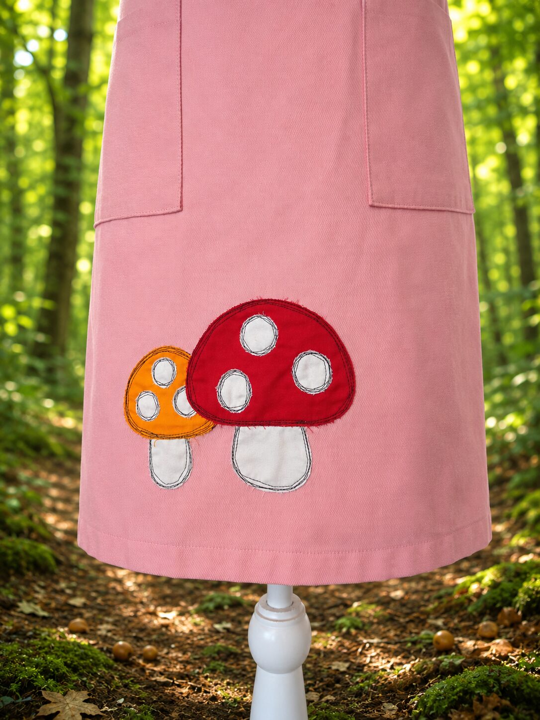 エプロンの裾の部分に縫われた2つのきここのアップリケ